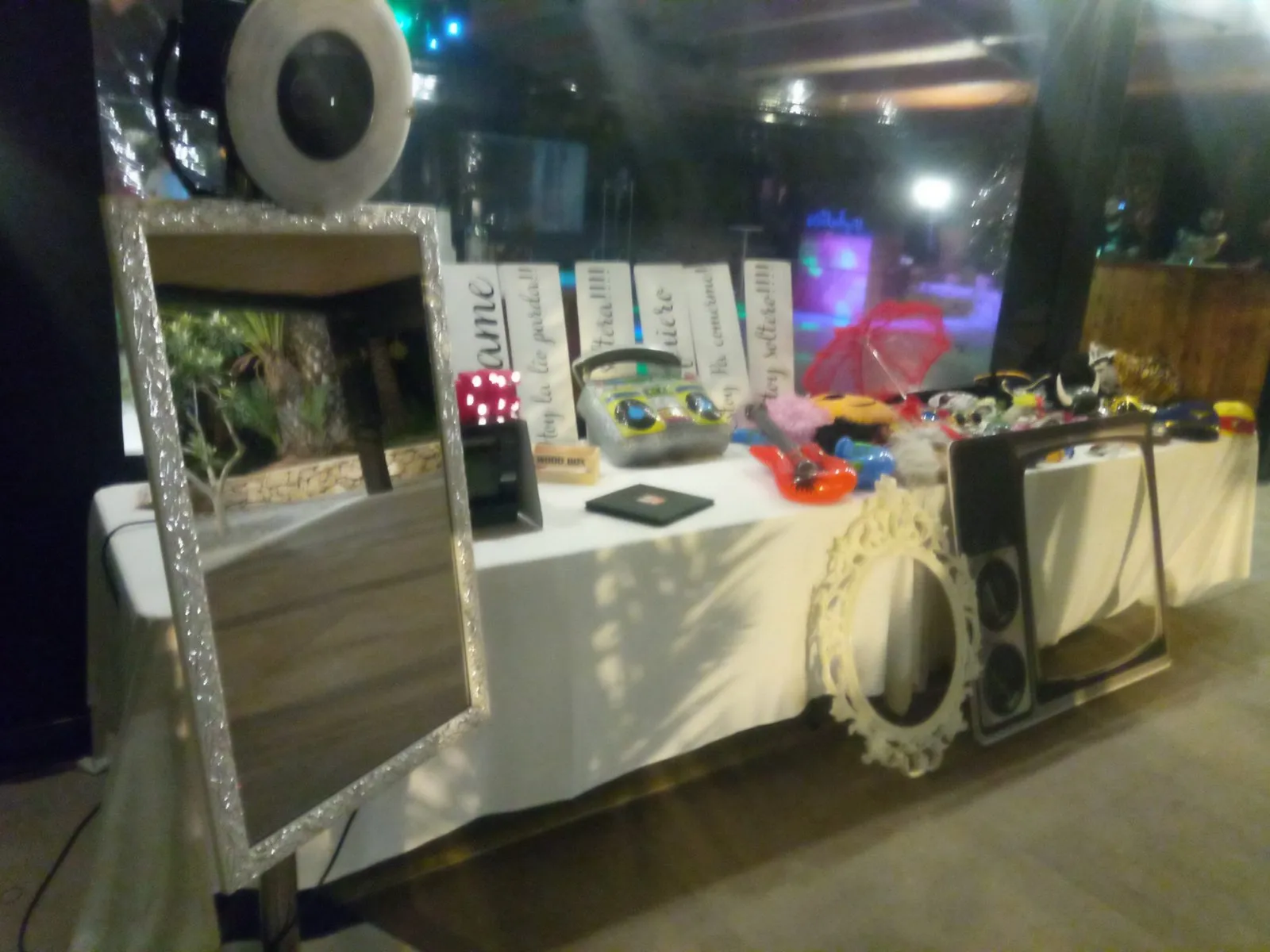 Espejo mágico junto a la mesa de atrezzo
