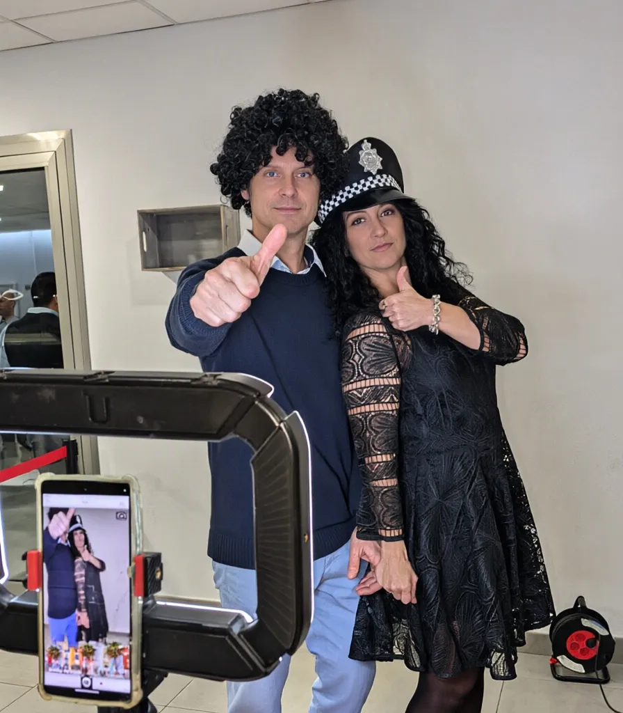 Pareja con peluca y gorra de policía en la plataforma 360