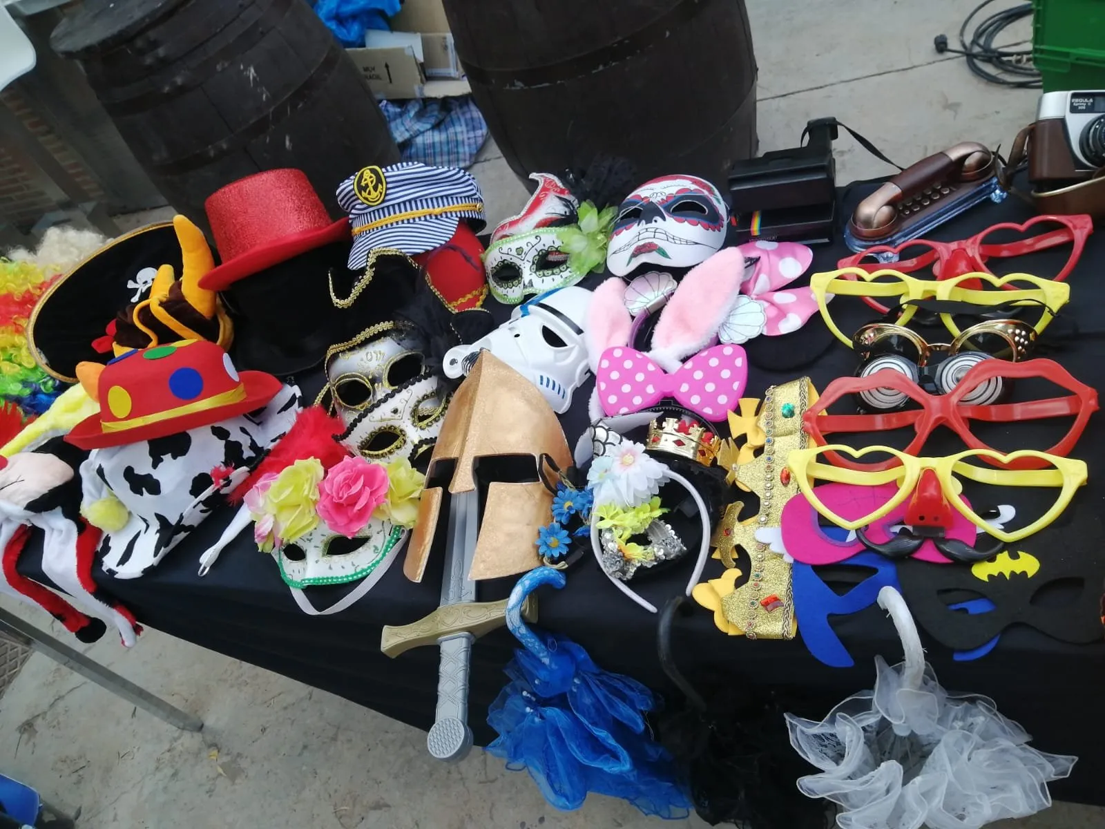 Mesa de atrezzo con sombreros, máscaras, gafas y pelucas