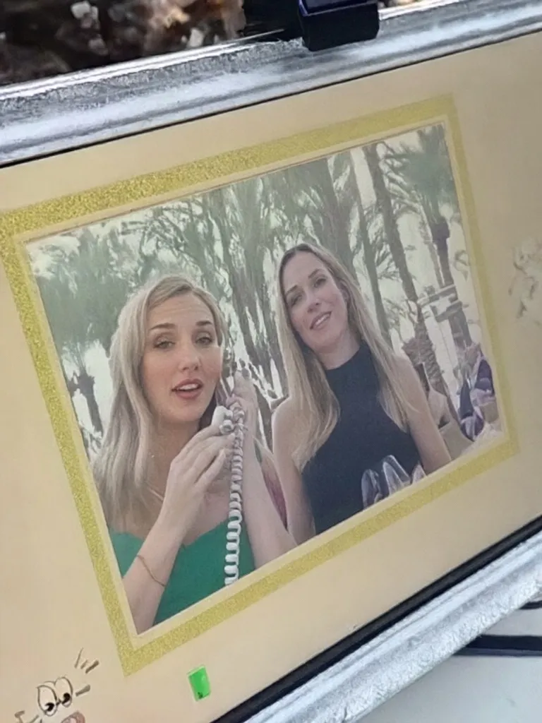 Las dos invitadas viéndose en la pantalla del videoteléfono mientras graban el mensaje